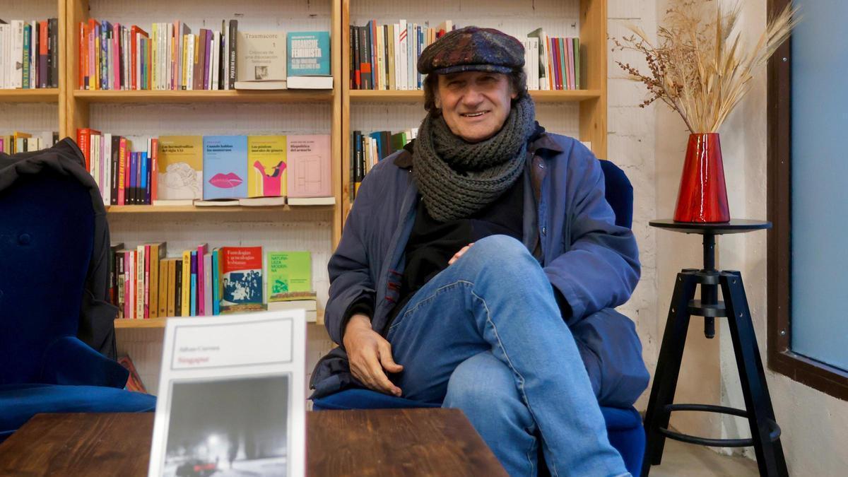 Alfons Cervera presenta en la librería Arribada Llibres de València su última novela 'Singapur'