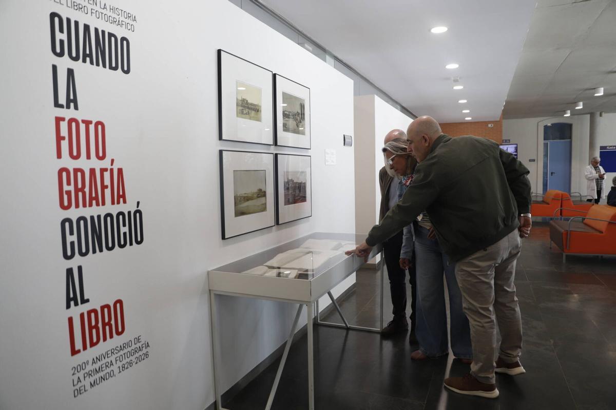 inauguración de la exposición 'Cuando la fotografía conoció al libro. Córdoba en la historia del libro fotográfico'. En la Biblioteca Municipal Central Antonio Gala