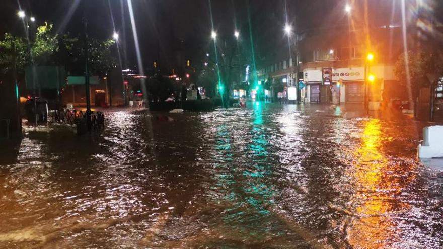 La calle Hilera, convertida en un río pasada la medianoche.