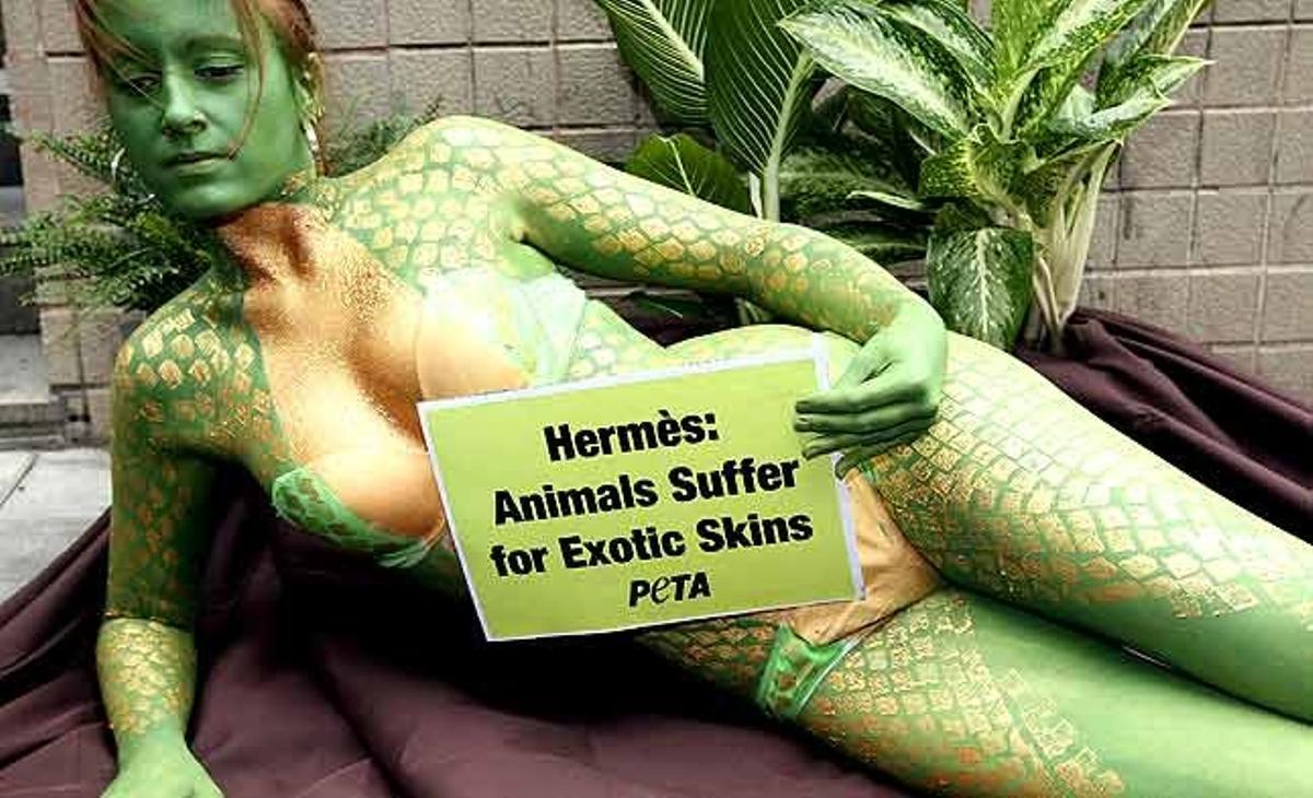 La canadenca Ashley Fruno, activista de l’organització Gent pel Tractament Ètic dels Animals (PETA), protesta pintada de serp davant d’un centre comercial de Bangkok (Tailàndia), amb un cartell en què es pot llegir Hermès: Els animals pateixen les conseqüències de tenir pells exòtiques.