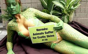 La canadenca Ashley Fruno, activista de l’organització Gent pel Tractament Ètic dels Animals (PETA), protesta pintada de serp davant d’un centre comercial de Bangkok (Tailàndia), amb un cartell en què es pot llegir Hermès: Els animals pateixen les conseqüències de tenir pells exòtiques.