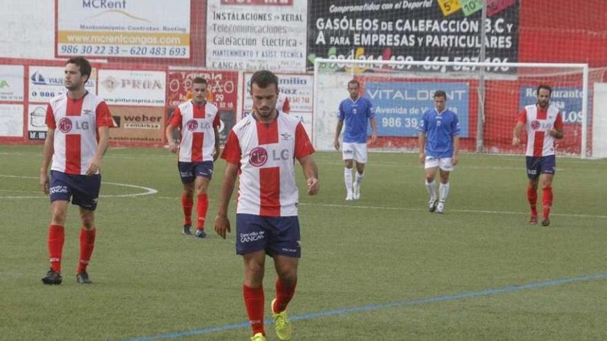 Los jugadores del Alondras se retiran del campo tras un partido en O Morrazo. // Santos Álvarez