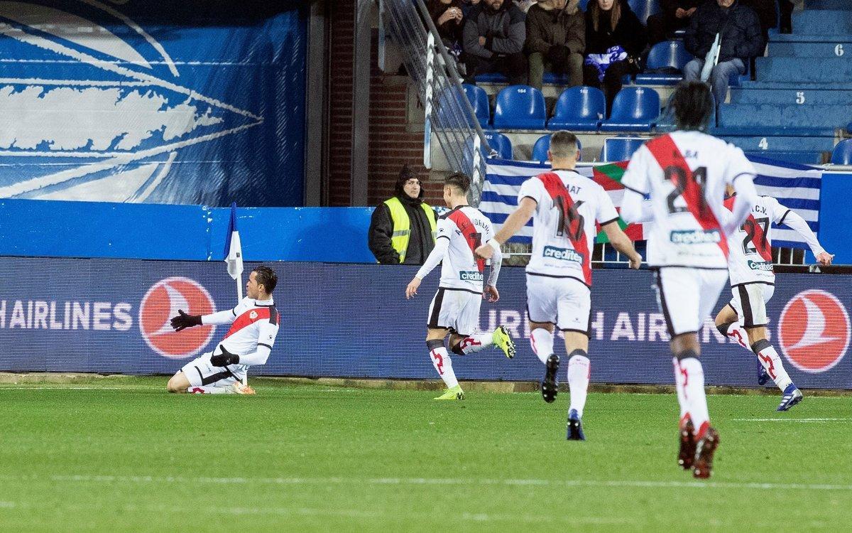 GRAF7259. Vitoria 28/01/2019.- Los jugadores del Rayo Vallecano celebran el primer y único gol del equipo madrileño durante el encuentro correspondiente a la jornada 21 de primera división que han disputado frente al Alavés en el estadio de Mendizorroza, en Vitoria. EFE/Adrián Ruiz de Hierro.