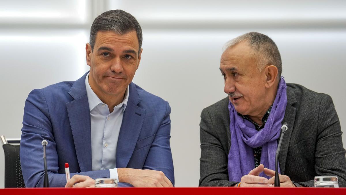 El presidente del Gobierno, Pedro Sánchez (i) junto al secretario general de UGT, Pepe Álvarez (d) durante la reunión de la Comisión Ejecutiva Federal. /