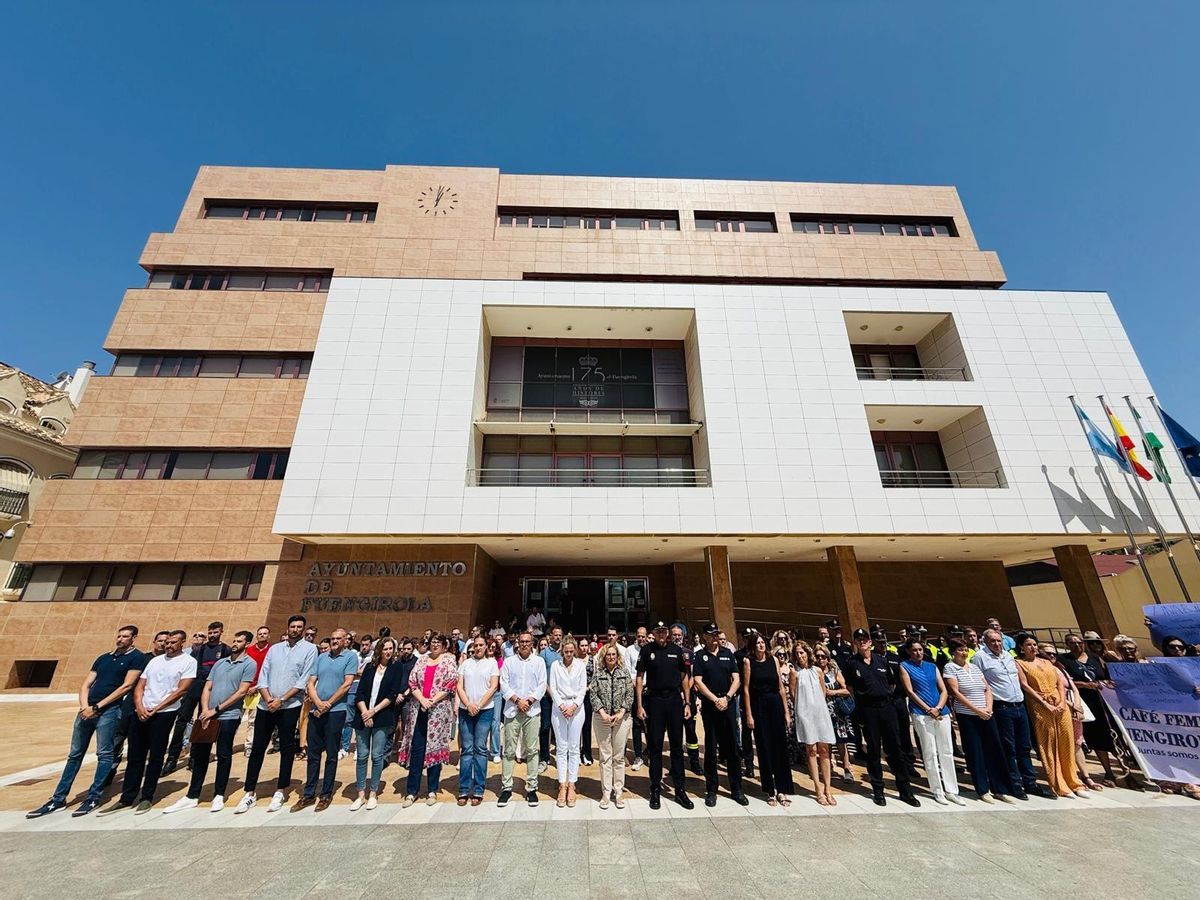 Minuto silencio en el Ayuntamiento de Fuengirola.