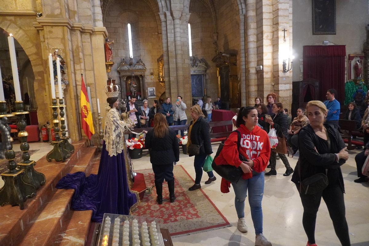 Los fieles acuden al besamanos de la Virgen de los Remedios