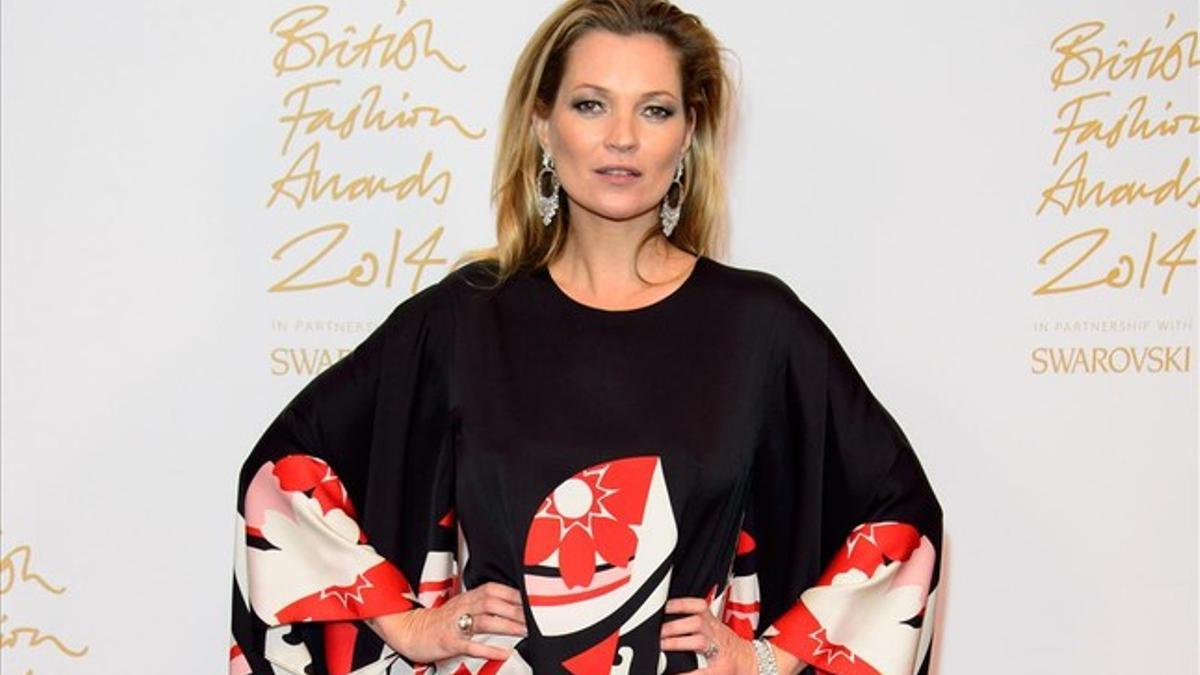 fimediomodel kate moss pose for photographers at the brit150902201327
