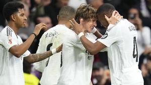 Luka Modric y David Alaba, jugadores del Real Madrid, celebran el gol del croata contra el Girona.
