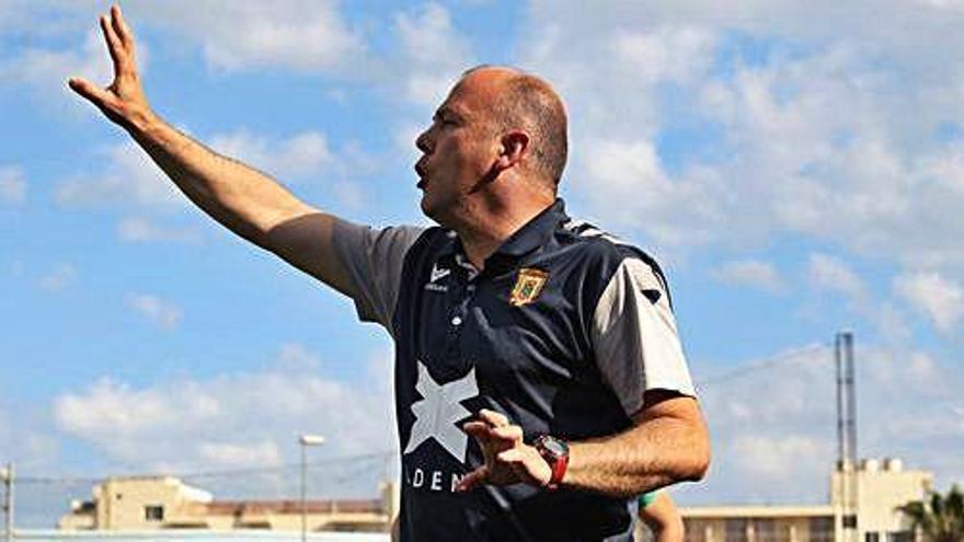 El entrenador del Portmany, Carlos Marí, durante el partido con el At. Rafal.