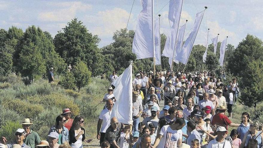 La romería de los Viriatos, el año pasado, durante el recorrido hacia la ermita del Castillo.