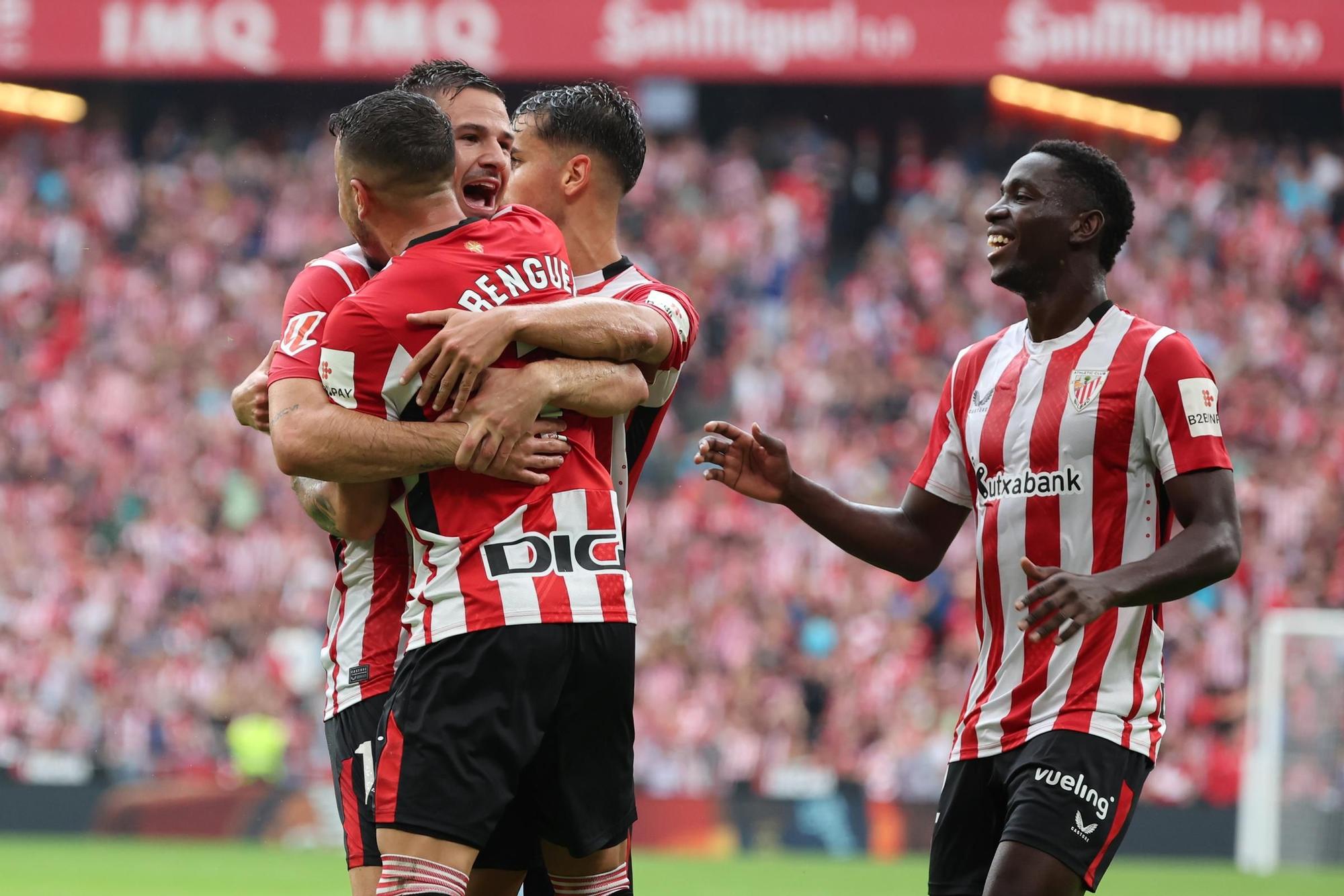 BILBAO, 22/09/2024.- El delantero del Athletic Club Gorka Guruzeta (i) es felicitado por sus compañeros Alex Berenguer (2i) y Adama Boiro (d) después de meter uno de sus goles durante su partido de la jornada 6 de LaLiga contra el Celta de Vigo en el estadio de San Mamés en Bilbao este domingo. EFE/ Luis Tejido