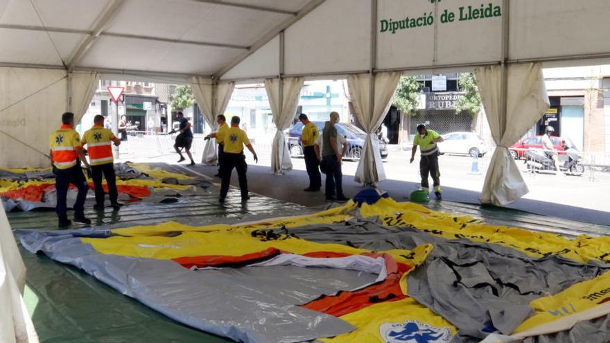 Moment del muntatge de les dues àrees sanitàries mòbils dins la carpa instal·lada al costat del CUAP Prat de la Riba de Lleida