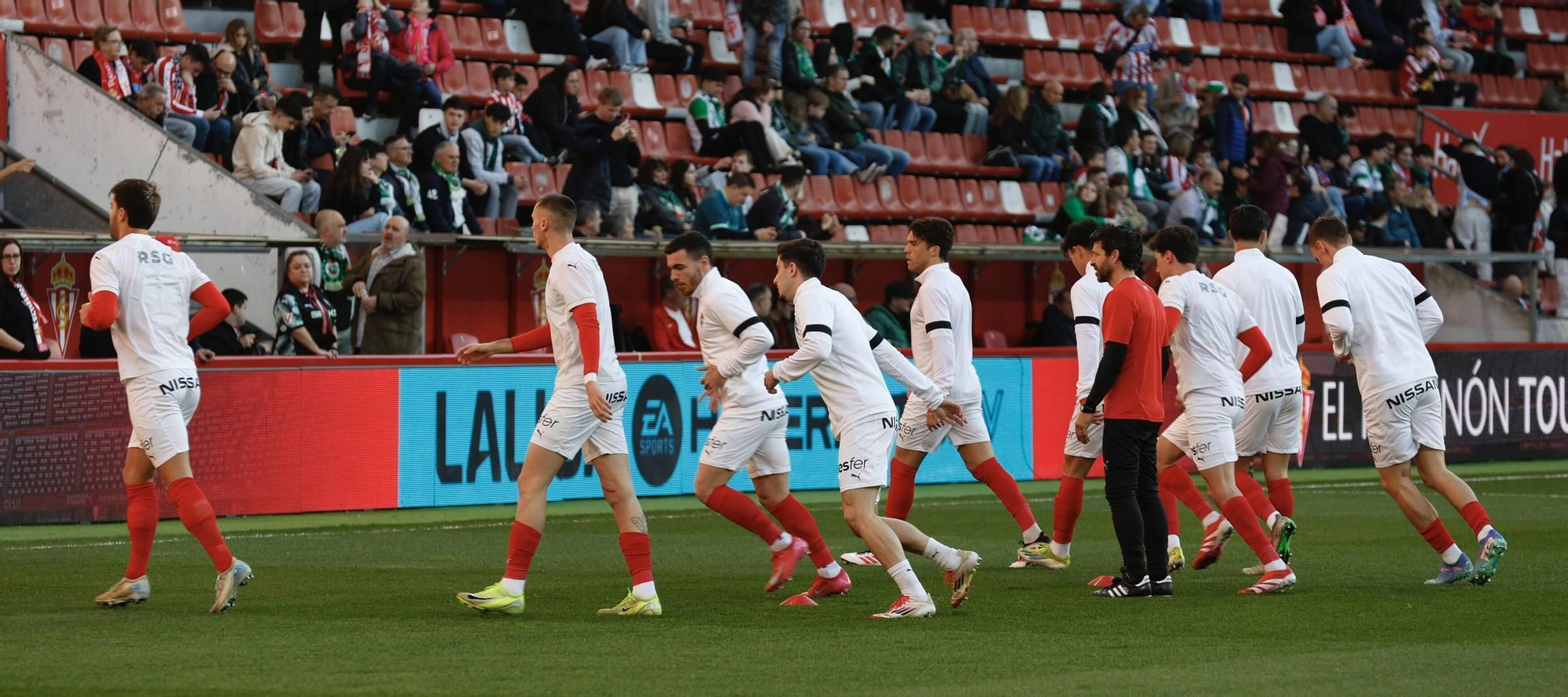 El partido entre el Sporting y el Racing de Santander, en imágenes