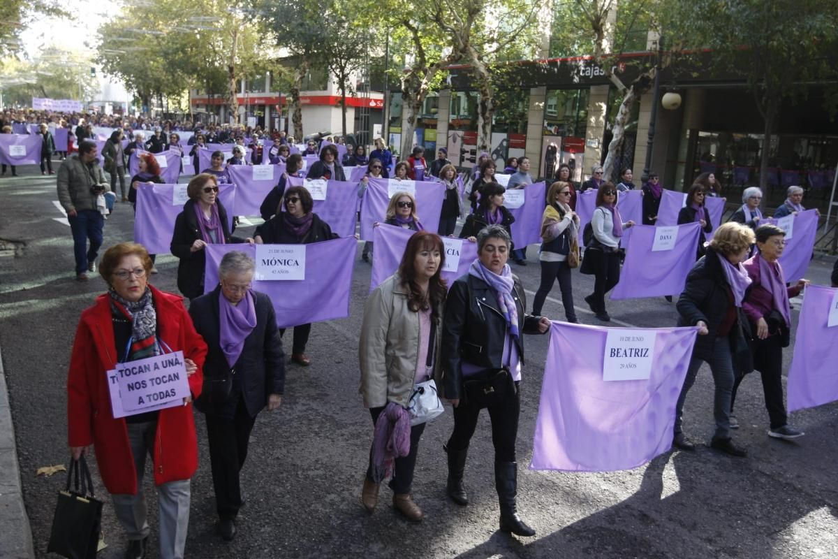 Multitudinaria manifestación contra la violencia hacia la mujeres