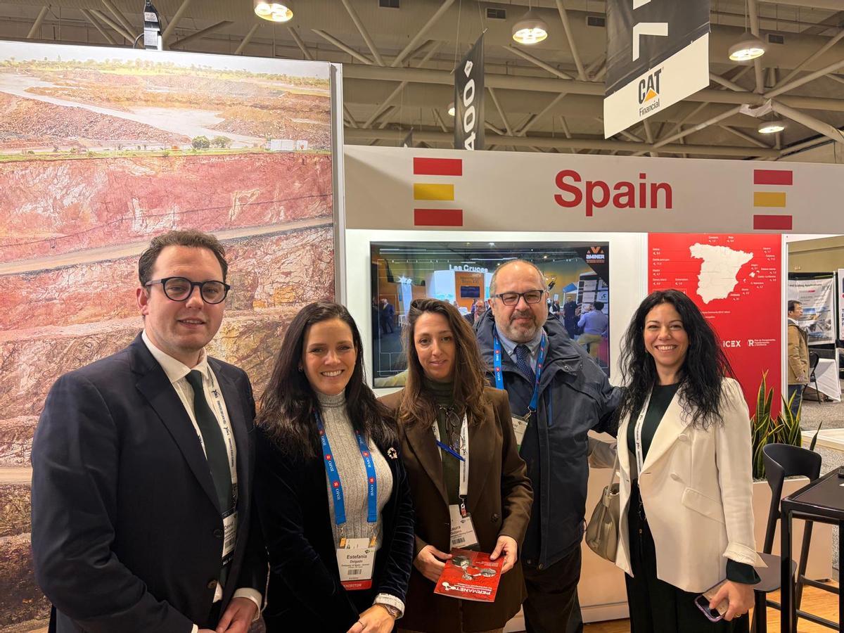 De izquierda a derecha: David Sanjuan (ISMC), Estafanía Delgado Rich (AMINER), Laura Quijano (ISMC), Ignacio Mezquita (Consejero Económico y Comercial de España en Ottawa) y Patricia Núñez (ISMC).jpeg