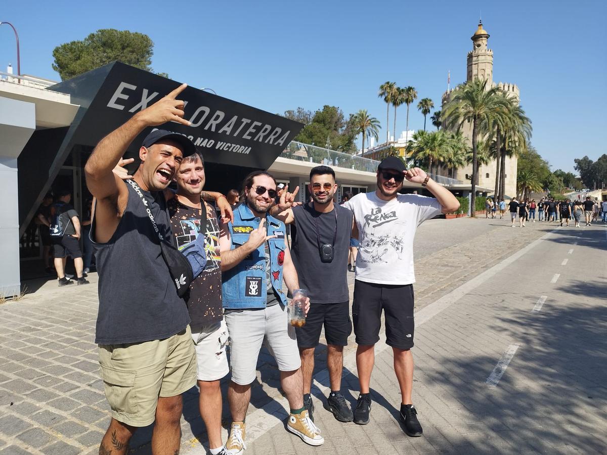 Un grupo de amigos que ha viajado desde Barcelona a Sevilla para el concierto de AC/DC