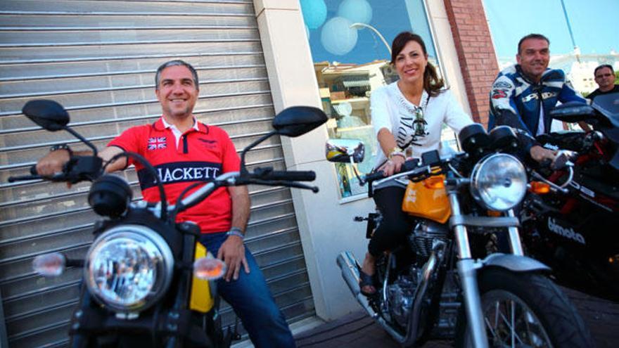 Bendodo y la alcaldesa de Ronda, Mari Paz Fernández, en su encuentro con motoristas de este domingo.