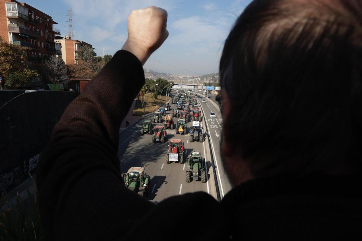 Tractores a su entrada a Barcelona por la Meridiana