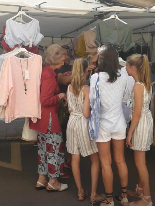 Las reinas Sofía y Letizia, con sus hijas y nietas, visitan el mercado de Pollença