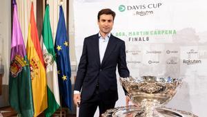 El director de la Copa Davis, David Ferrer, posa con el trofeo de la Copa Davis