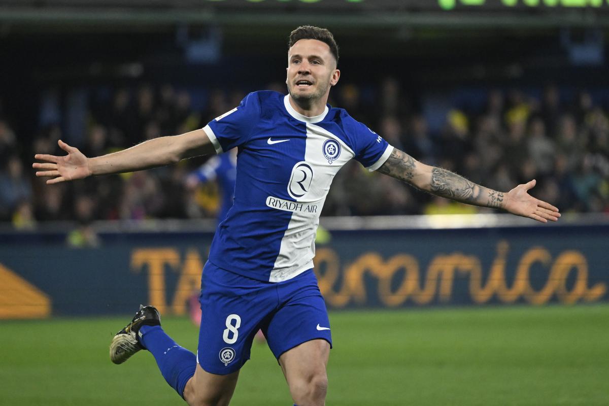 El centrocampista del Atlético de Madrid Saúl Ñíguez celebra su gol durante el partido de la jornada 30 de LaLiga que Villarreal CF y Atlético de Madrid disputan hoy lunes en el estadio de La Cerámica, en Villarreal. 