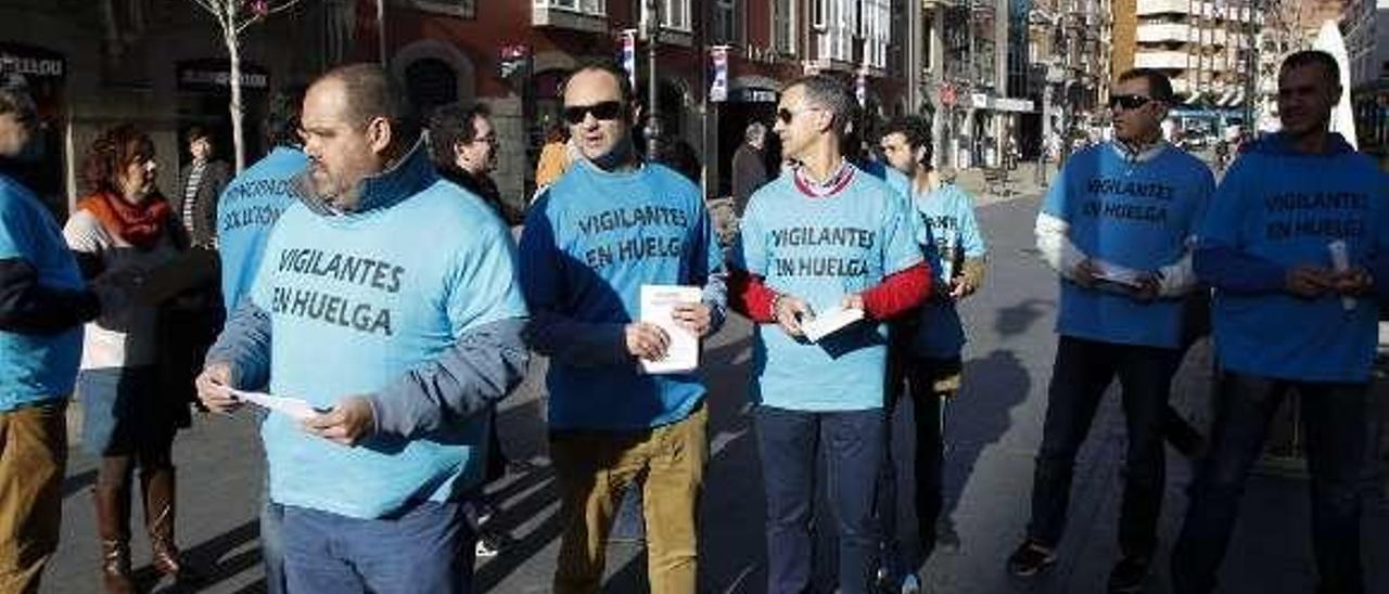 Un grupo de vigilantes del San Agustín, en la calle La Cámara, hace unos meses, repartiendo folletos informativos de su situación laboral.