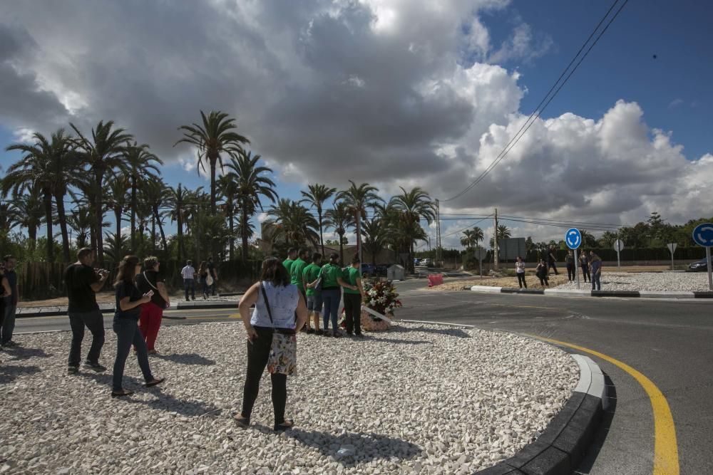 Una treintena de familiares y amigos homenajean al joven que sufrió un accidente mortal en la rotonda de la carretera de Santa Pola y piden más seguridad