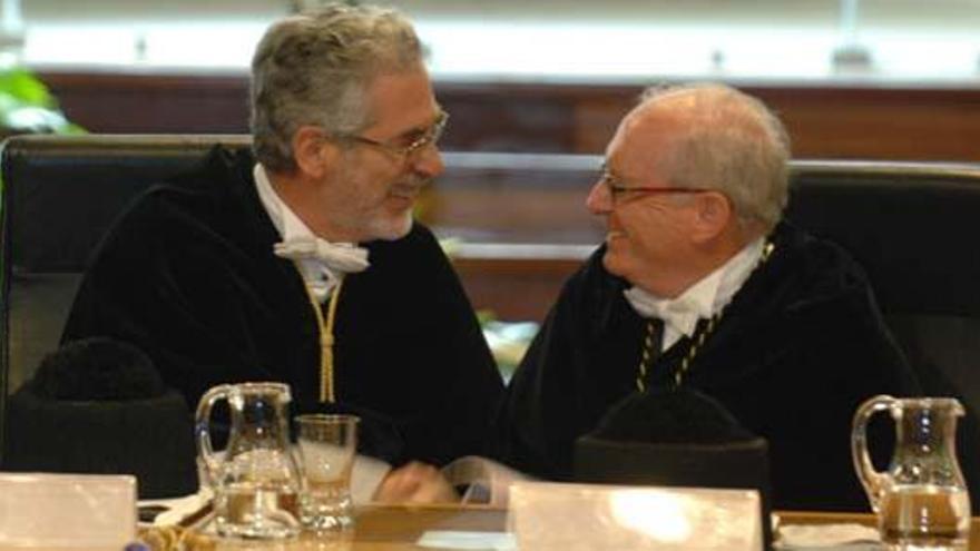 El rector de la ULPGC, José Regidor (i), y el de la ULL, Eduardo Domenech, en la apertura del curso 11-12 de la Universidad de Las Palmas de GC.