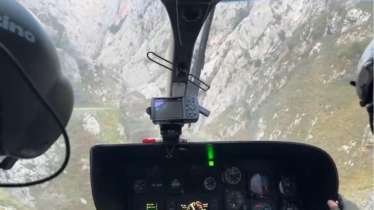 Agentes de la Guardia Civil se dirigen en helicóptero a levantar el cadáver de la fallecida.