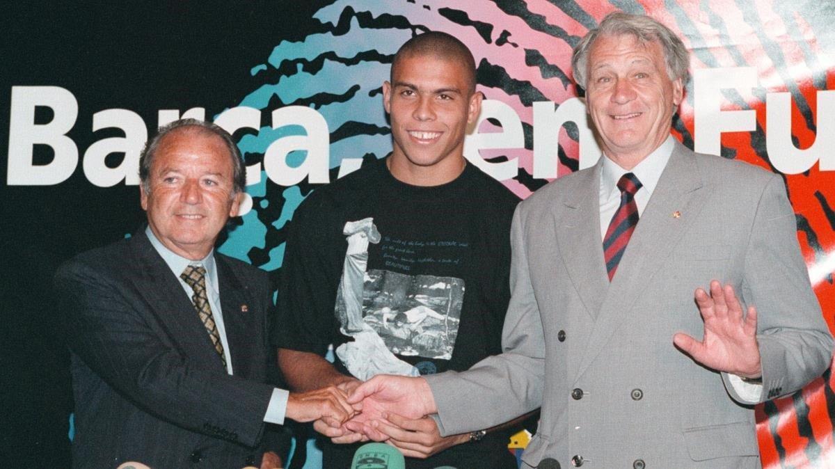 En la presentación de Ronaldo, junto a Bobby Robson, el 19 de agosto de 1996.