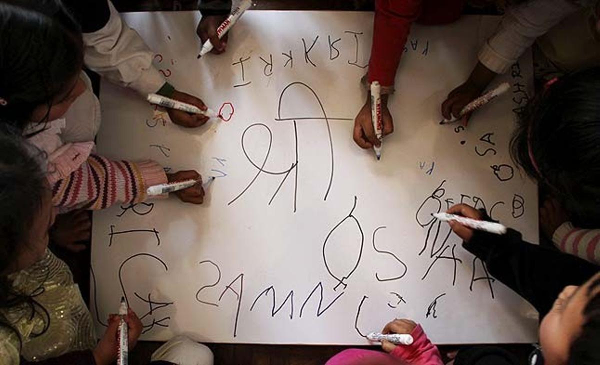 Un grup de nens escriuen lletres en una cartolina durant la commemoració del festival Bsant Panchmi, en un jardí infantil a Kàtmandu (Nepal). Els estudiants nepalesos visiten els temples durant aquest dia per rendir culte a la deessa Saraswati, muller de Brahma, deessa de l’aprenentatge i la saviesa.