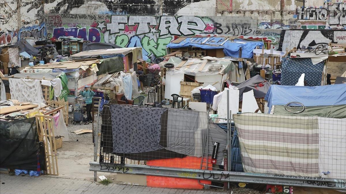 Campamento de barracas en el cruce de las calles Pallars y Zamora en Barcelona.