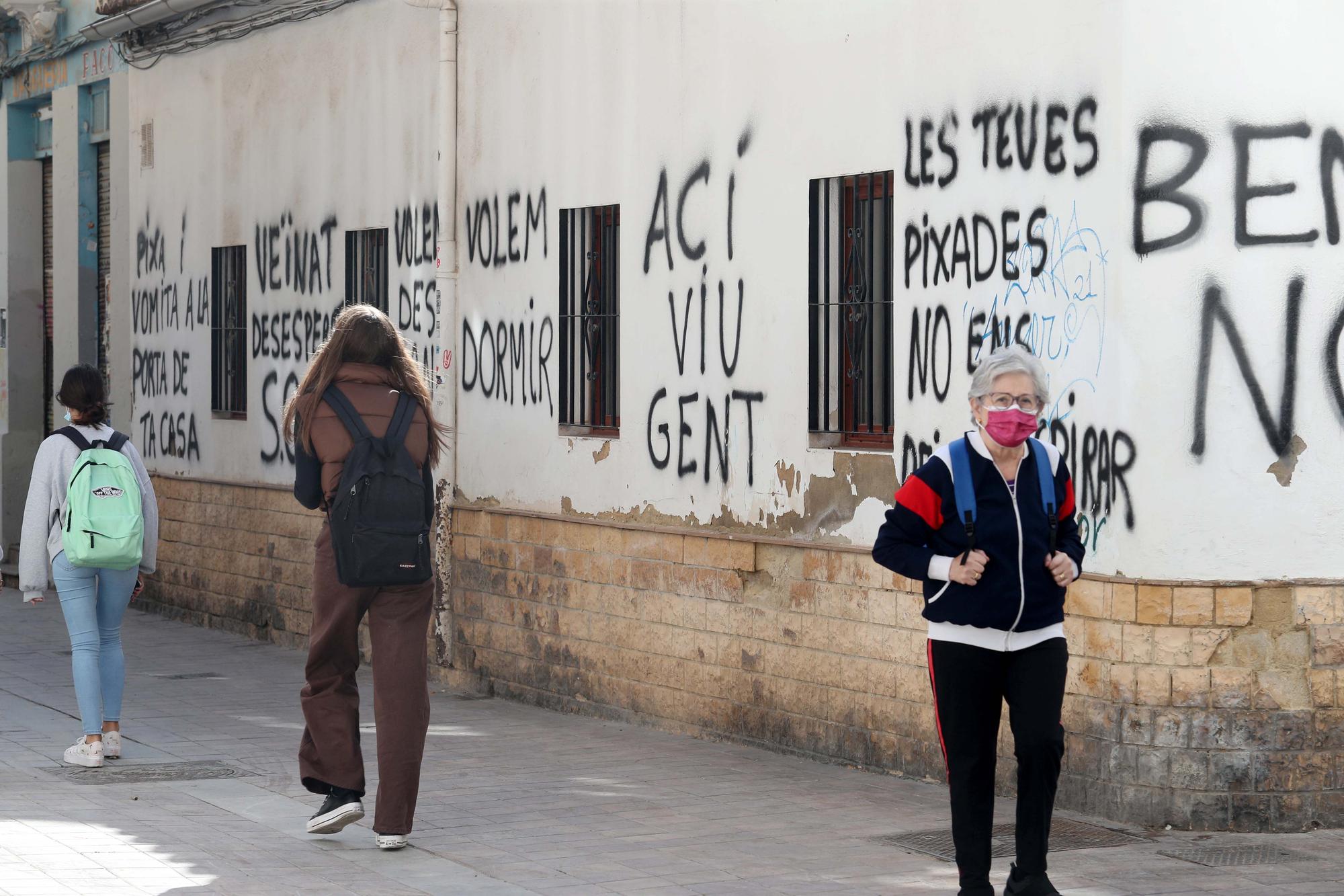 Benimaclet amanece con pintadas en contra de los botellones