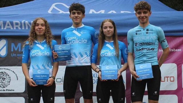 Los ciclistas estradense posan en el podio de laúltima carrera. | CEDIDA