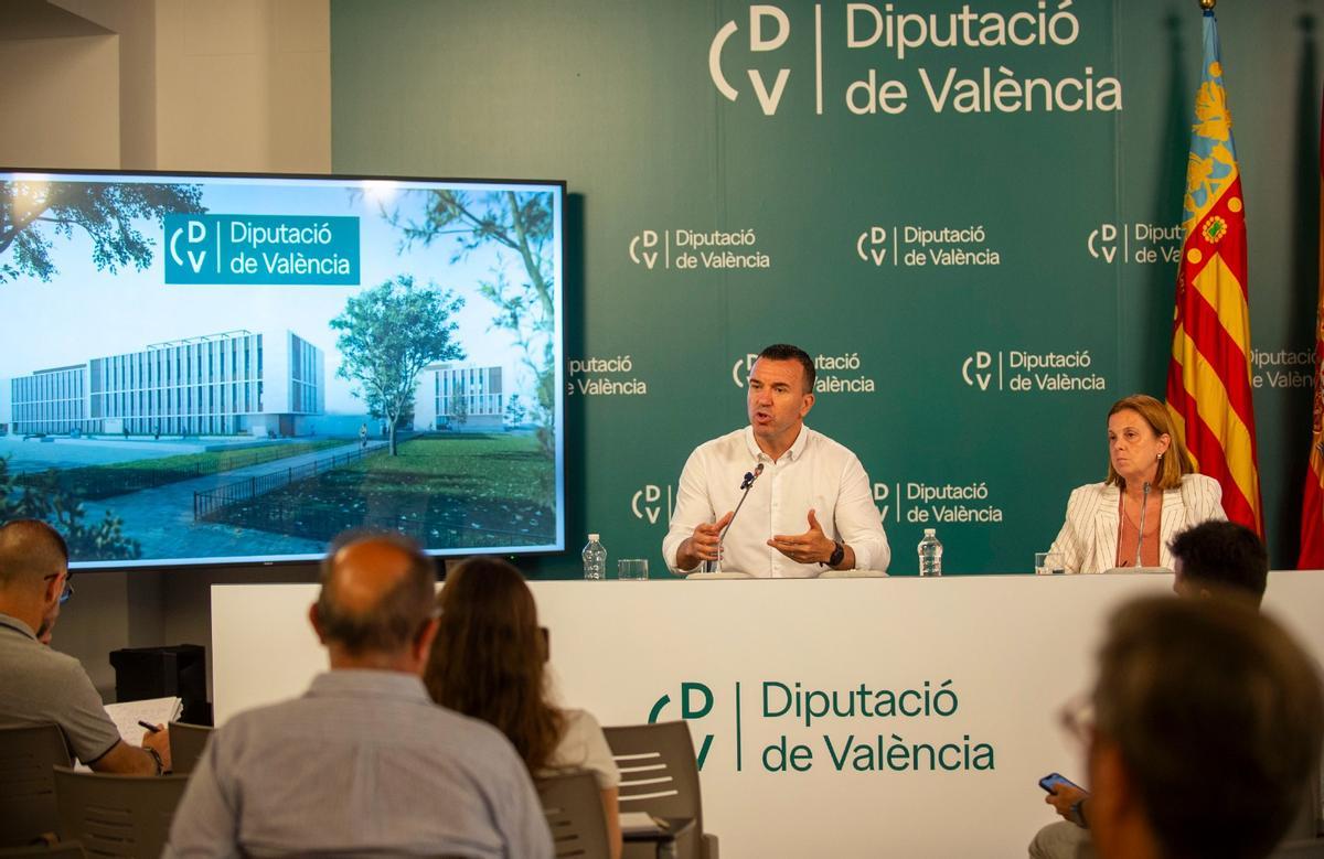 Vicente Mompó y Reme Mazzolari en la presentación del nuevo complejo administrativo