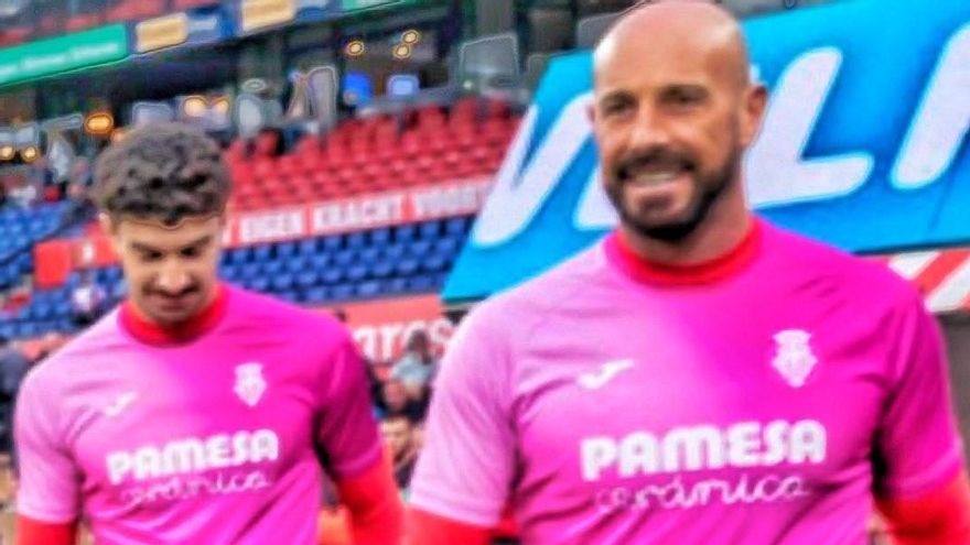 Adrián Suárez (i), junto a Reina, en un amistoso con el Villarreal.