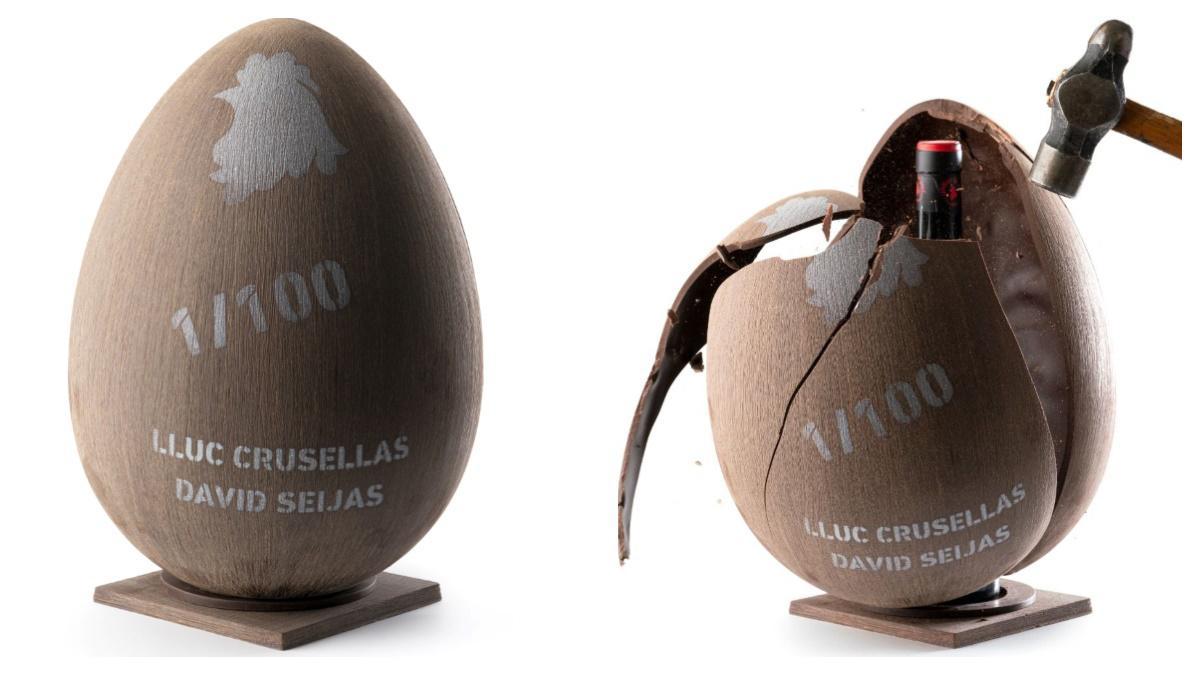 El huevo gigantesco de chocolate que contiene una botella de vino.