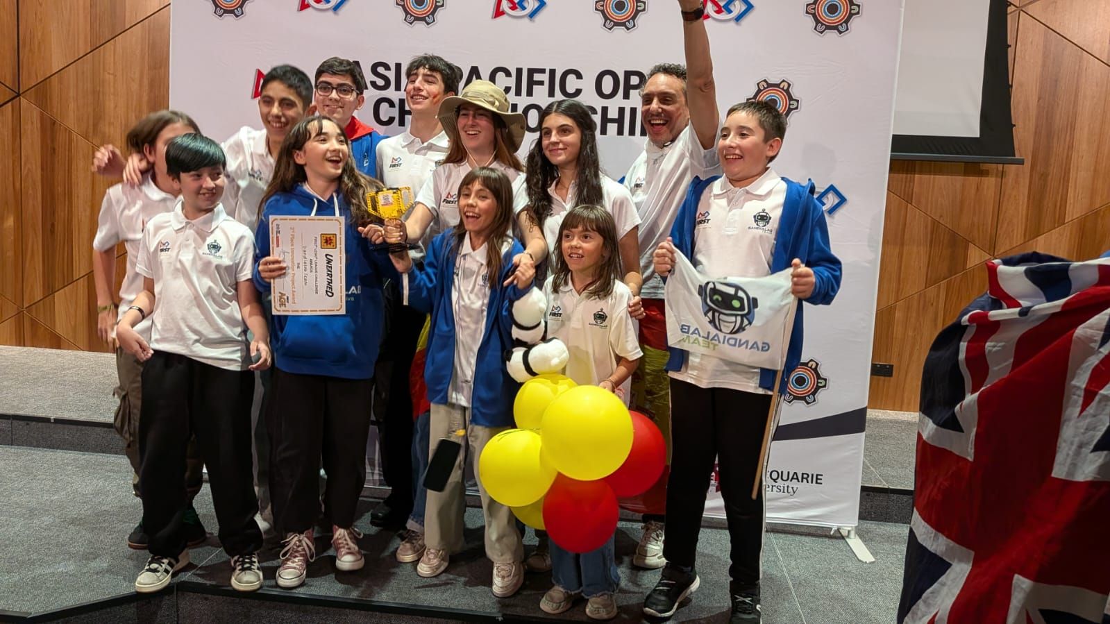Víctor Rodrigo con los chicos en el campeonato.