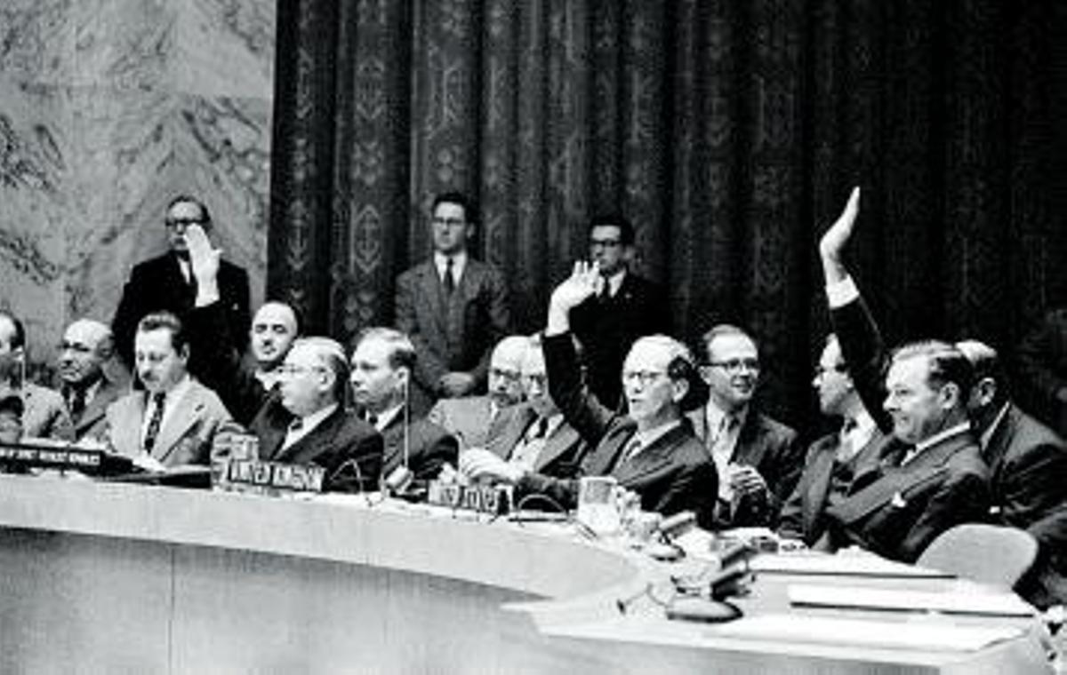 Un momento de la votación en 1955 en la sede de la ONU.