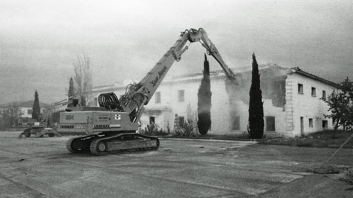 Demolición del cuartel de Valdespartera, 2003