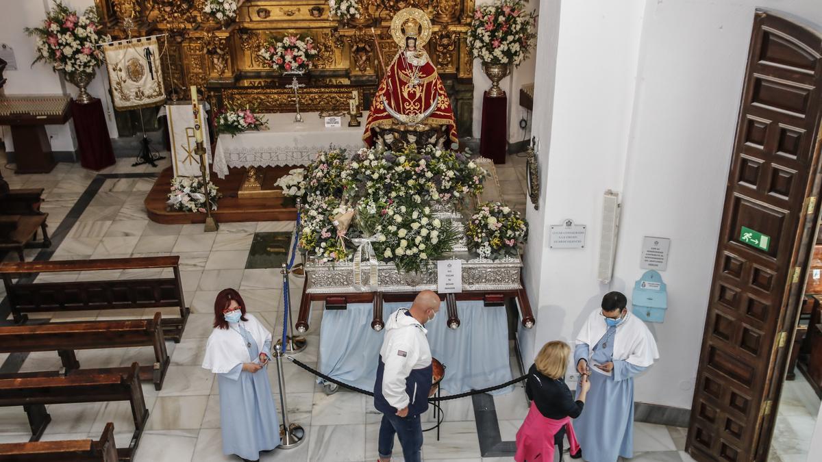 Imagen del besamanto inédito, ayer en el Santuario de la Montaña.