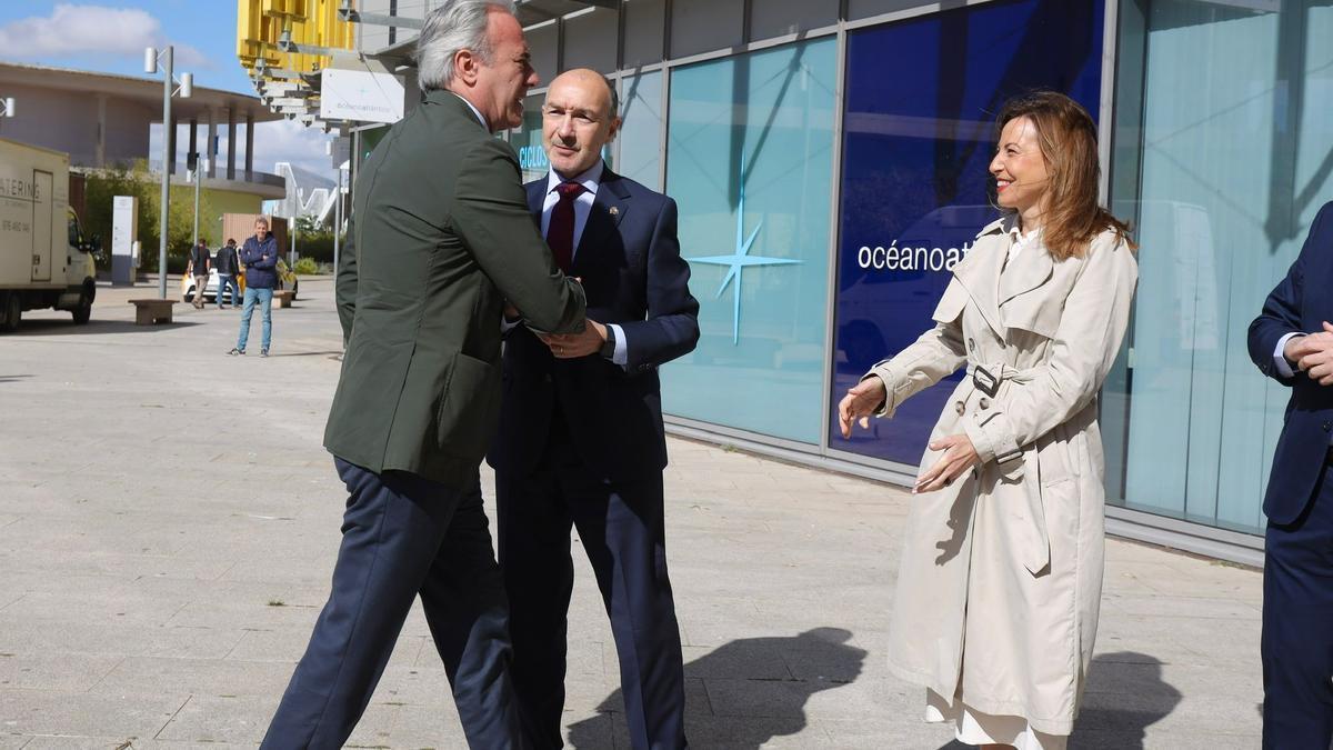 Jorge Azcón saluda al delegado del Gobierno en Aragón, Fernando Beltrán, este martes en el centro tecnológico de Vueling.