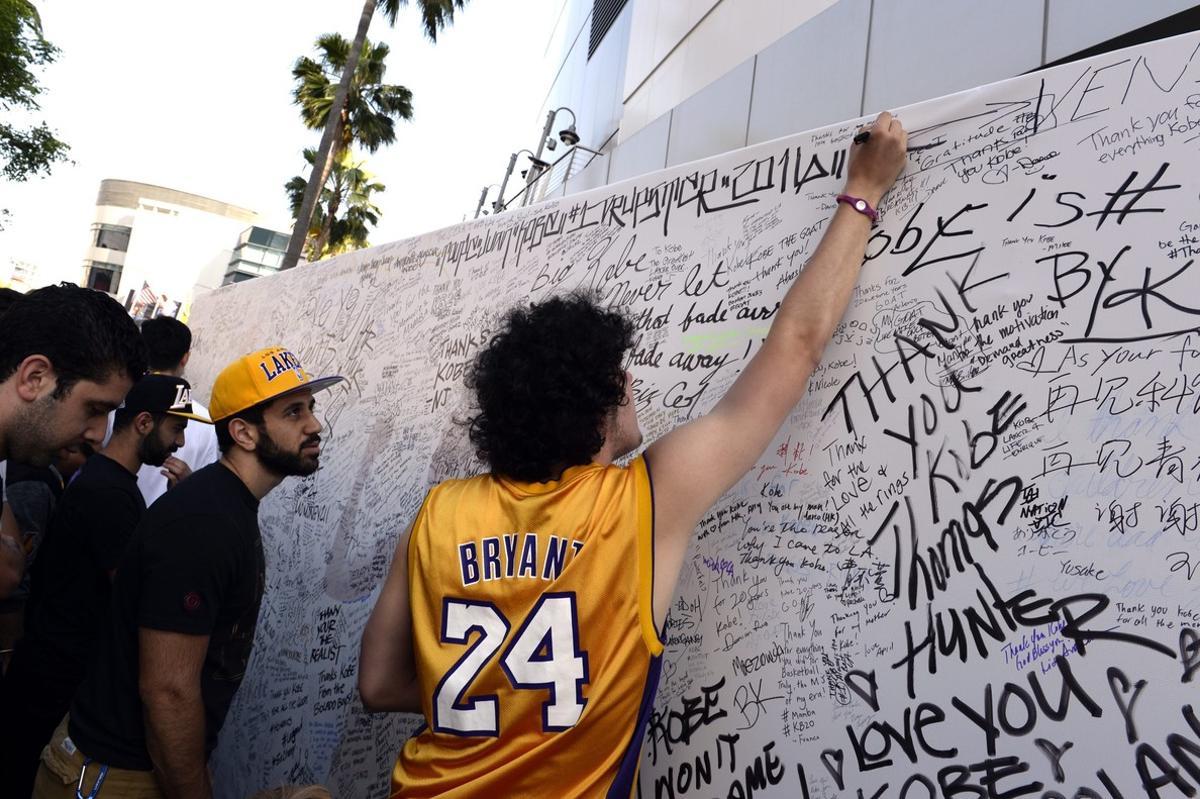Kobe Bryant se despidió a lo grande Kobe Bryant se despidió a lo grande