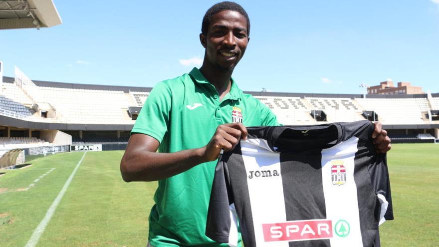 Adama posa con la camiseta del Cartagena tras firmar su renovación.