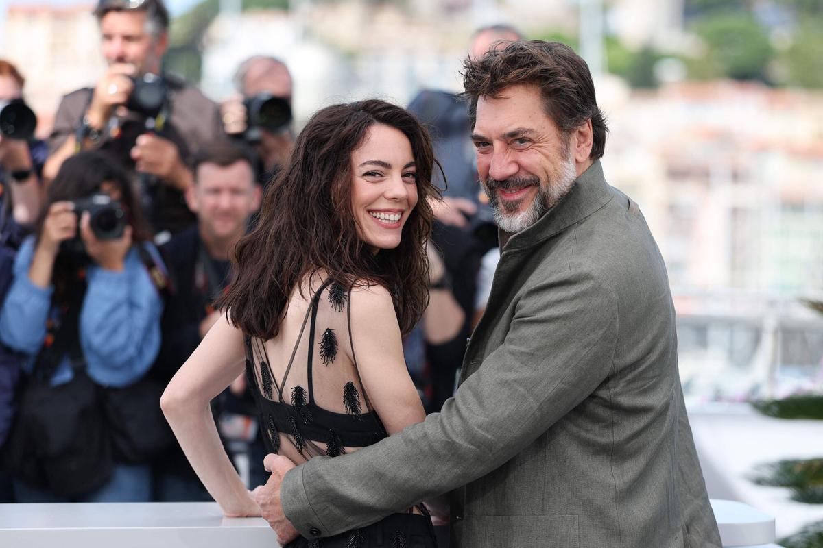 Victoria Luengo y Javier Bardem pasan durante el 'photocall' de 'El ser querido' en Cannes, el pasado 17 de mayo.