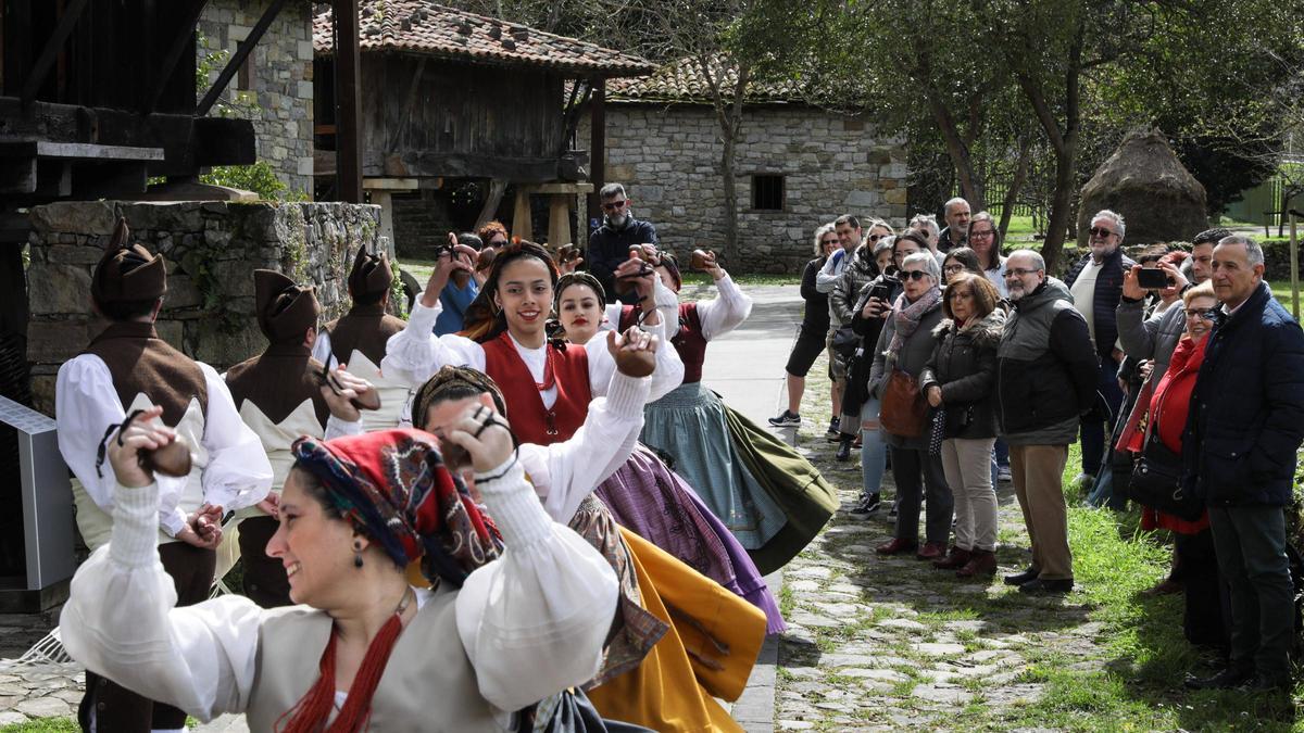 Participantes en una visita guiada reciente en el Muséu del Pueblu d'Asturies