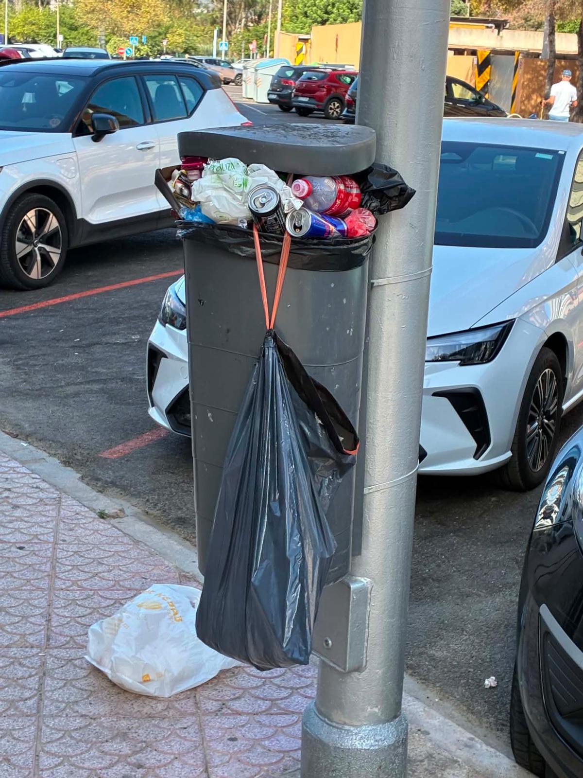 Calp, repleta de basura en el tercer día de huelga en la retirada de residuos (imágenes)
