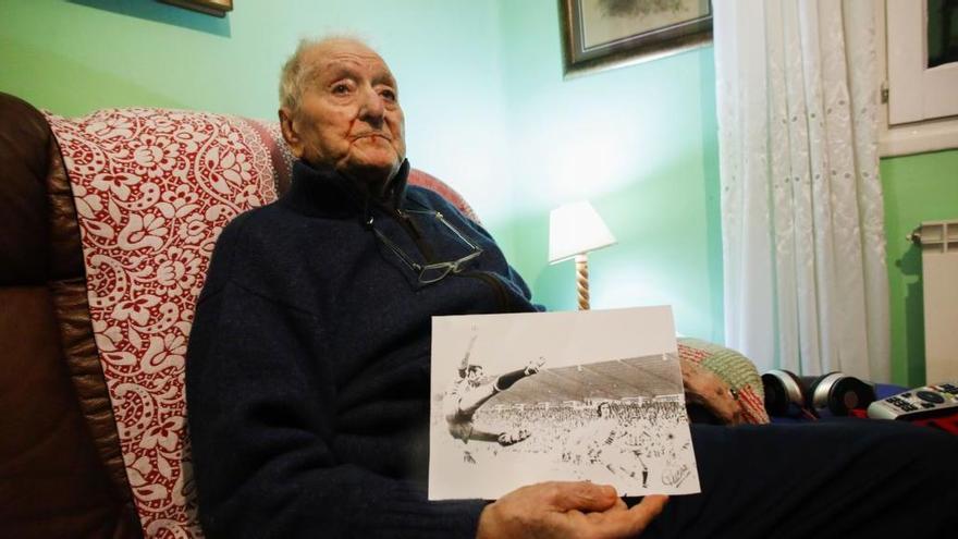 Fallece Puche, el autor de la icónica foto de Quini de volea