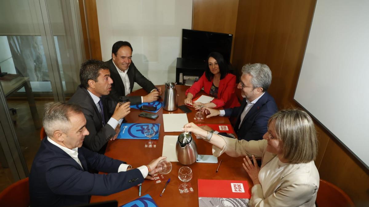 Las delegaciones de PPCV y PSPV, reunidas este jueves en las Corts.