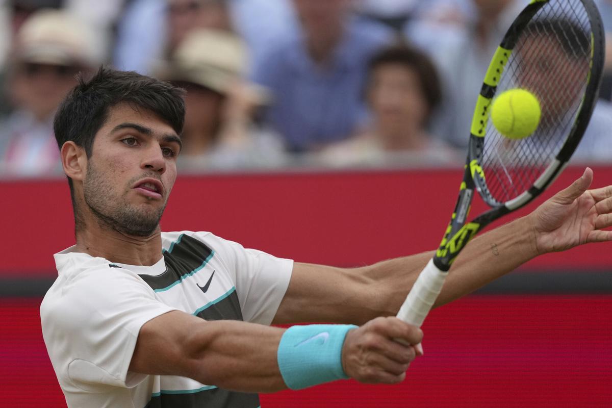 Carlos Alcaraz of Spain plays a return to Jiri Lehecka of the Czech Republic during the men's singles final of the Queens Club tennis championships in London, Sunday, June 22, 2025. (AP Photo/Joanna Chan)